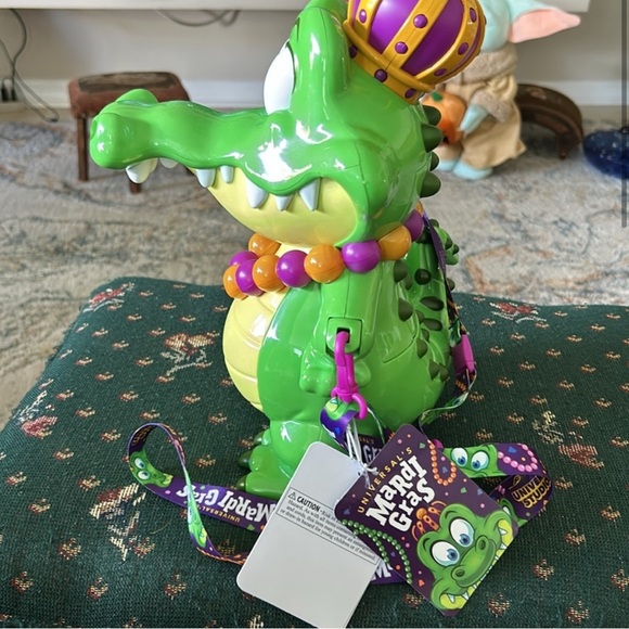 Universal Green and Yellow Alligator Popcorn Bucket - Picture 2 of 10